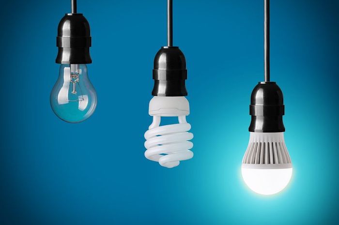 Kelebihan lampu LED adalah lebih tahan lama, membutuhkan daya yang kecil, biaya pengoperasian lebih murah, ramah lingkungan, tidak terlalu sensitive terhadap perubahan suhu, kelembaban dan factor lingkungan lainnya. Sedangkan lampu fluorescent lebih murah harganya dan ada lampu yang memiliki ukuran cukup besar.