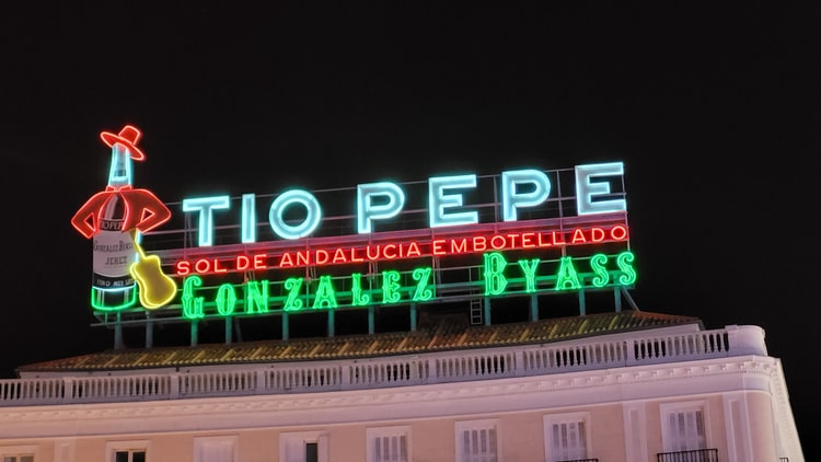 Reklame dari neon sign yang menyala di malam, unsplash yadratorex