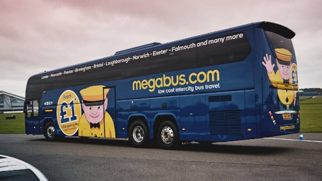 Iklan di bus perlu juga diberikan tulisan penawaran yang menarik, supaya dapat menggoda calon konsumen.
