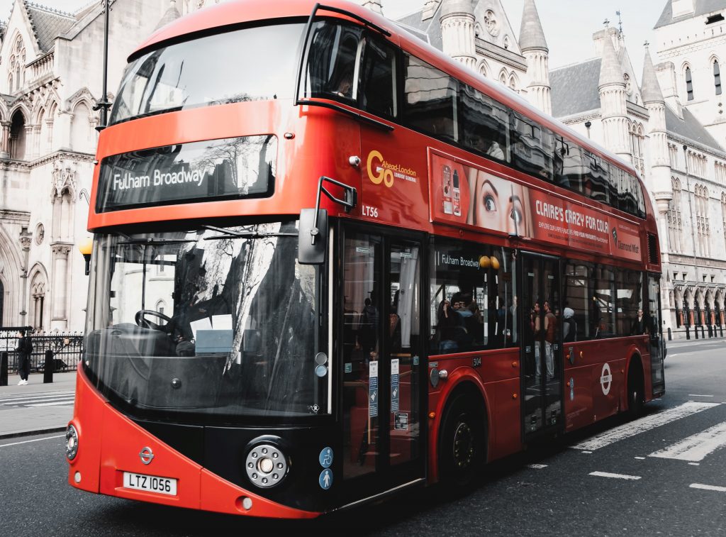 Berikut gambar bus dengan iklan di bodinya. Bisa terlihat bahwa iklan di bus memiliki banyak penonton.