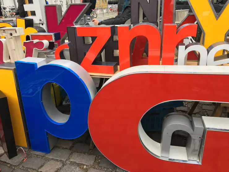 Plus Minus Huruf Galvanis Untuk Media Branding dan Dekorasi